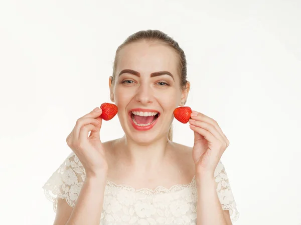 Hermosa chica hace maquillaje fresa bayas en un blanco backgr — Foto de Stock