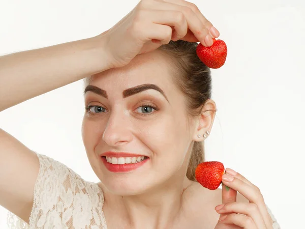 Hermosa chica hace maquillaje fresa bayas en un blanco backgr — Foto de Stock