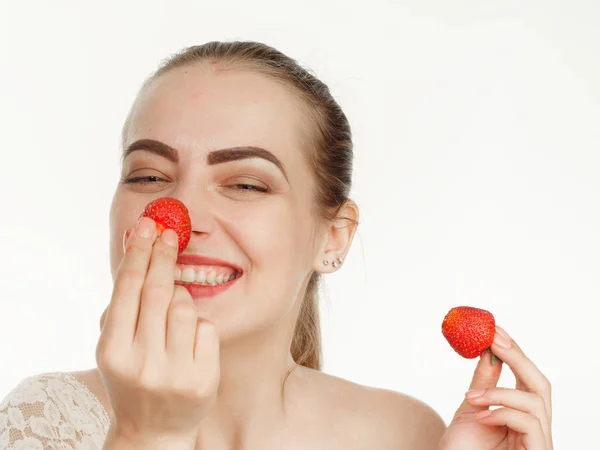 Hermosa chica hace maquillaje fresa bayas en un blanco backgr — Foto de Stock