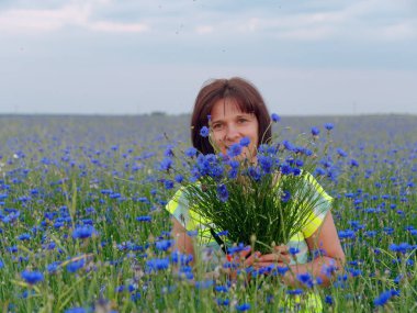 bir buket ile günbatımı kız cornflower alan