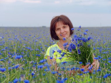 bir buket ile günbatımı kız cornflower alan