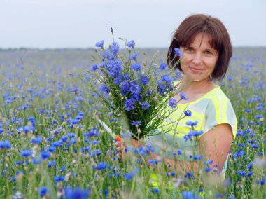 bir buket ile günbatımı kız cornflower alan