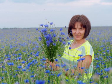 bir buket ile günbatımı kız cornflower alan
