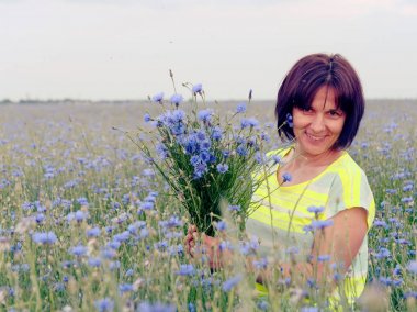 bir buket ile günbatımı kız cornflower alan