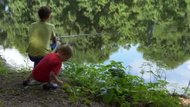 Adolescent Enfant Attrape Une Canne Pêche Sur Étang — Video