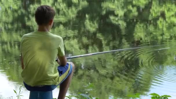 Teen Bambino Prende Una Canna Pesca Sul Laghetto — Video Stock