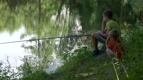 Adolescente Criança Pega Uma Vara Pesca Lagoa — Vídeo de Stock