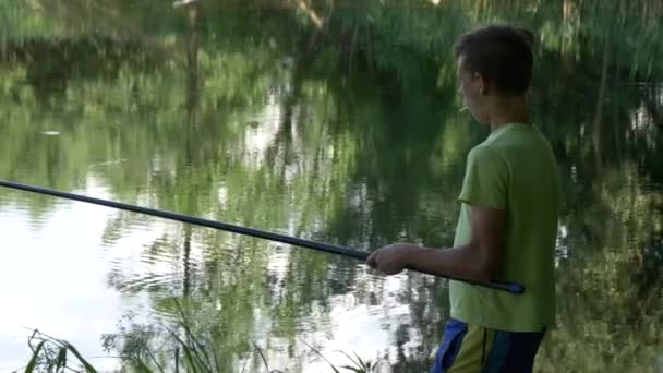Adolescente Niño Atrapa Una Caña Pescar Estanque — Vídeo de stock