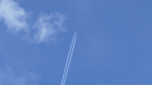 Avion Vole Travers Ciel Bleu Laisse Une Trace — Video