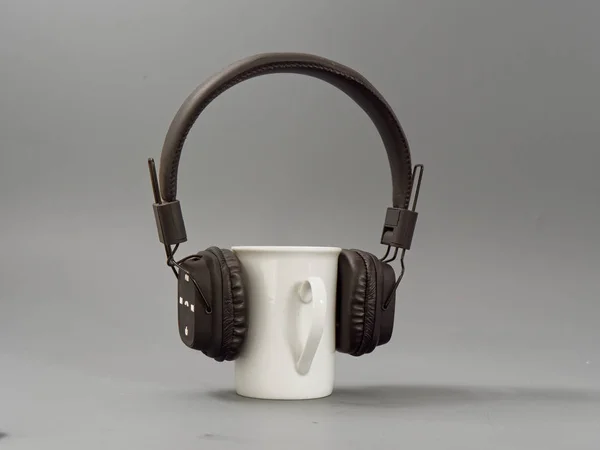 Copo fones de ouvido e mouse. amante de música estilizada em um fundo cinza . — Fotografia de Stock