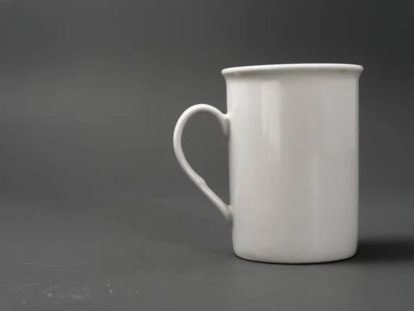 Raffinierter Zuckerklumpen weiße und weiße Tasse auf grauem Hintergrund — Stockfoto