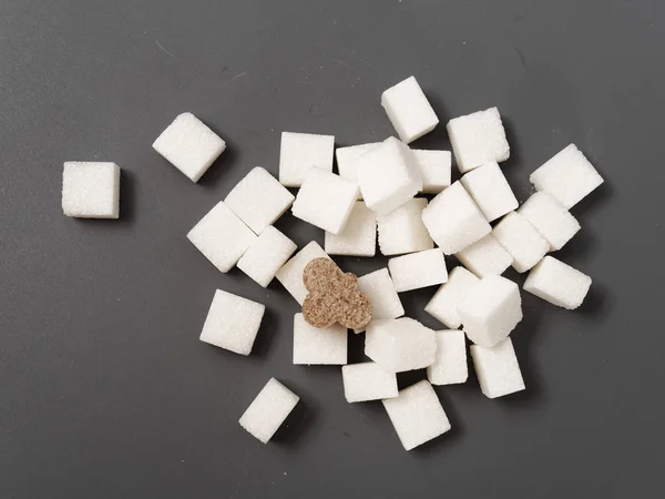 Geraffineerde suiker klomp wit en riet op een grijze achtergrond — Stockfoto