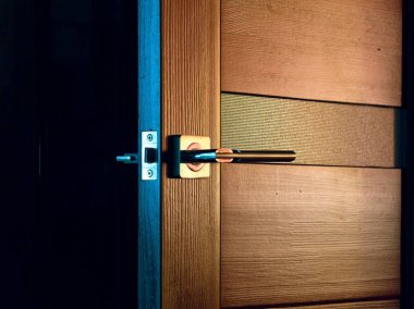 metal saplı iç ahşap kapılar