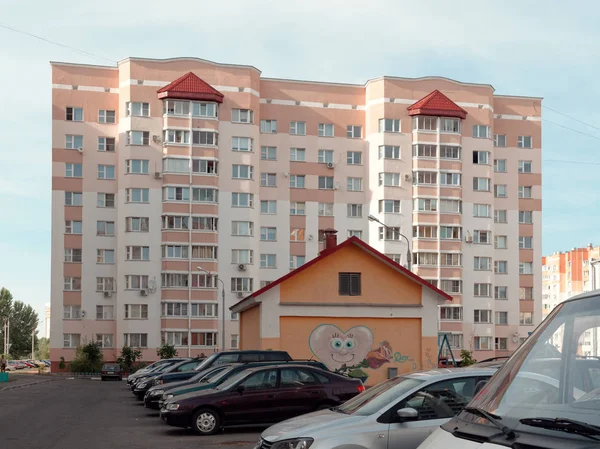 Gomel, Białoruś-26 czerwca 2019: mieszkaniowe wieżowce na ulicy Golovatskogo — Zdjęcie stockowe