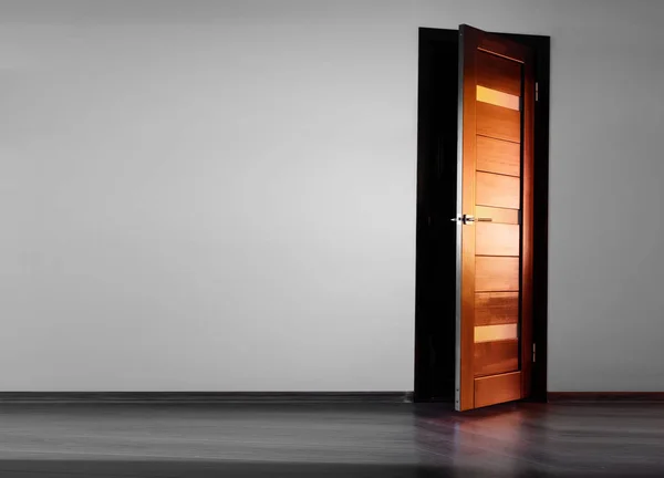 Puertas interiores de madera con mango de metal — Foto de Stock