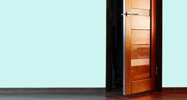 Puertas interiores de madera con mango de metal — Foto de Stock