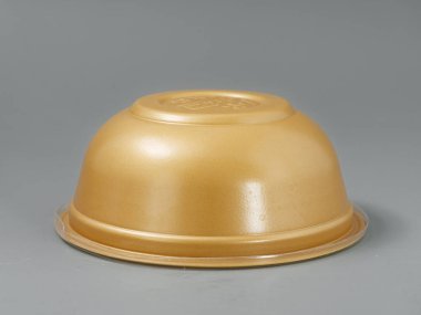 fast food için tek kullanımlık yemekler. kapak ve çatal ile kase. gri arka planda