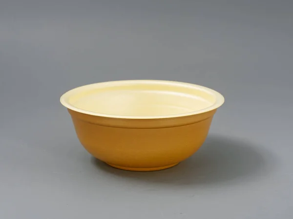 패스트 푸드일회용 접시. 뚜껑과 포크로 그릇에 담을 수 있습니다. 회색 배경에 — 스톡 사진