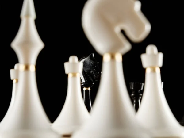 검은 배경에 보드에 체스 조각 — 스톡 사진