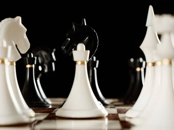 Peças de xadrez no tabuleiro em um fundo preto — Fotografia de Stock