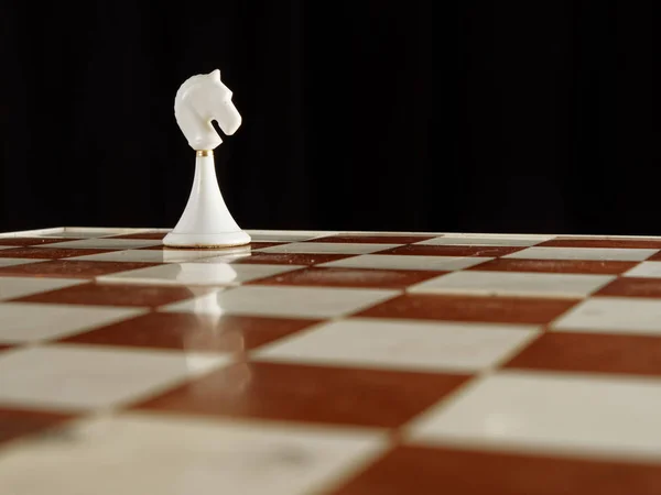 Pièces d'échecs sur l'échiquier sur fond noir — Photo