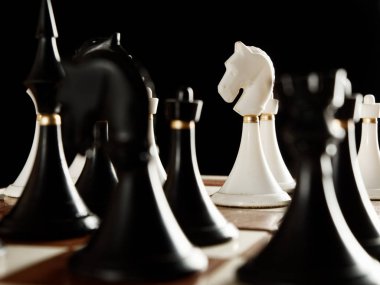 siyah bir arka plan üzerinde tahta üzerinde satranç taşları