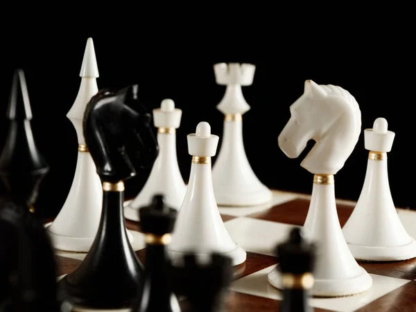 검은 배경에 보드에 체스 조각 — 스톡 사진
