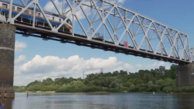 Yaz aylarında Demiryolu Köprüsü üzerinde tren sürmek