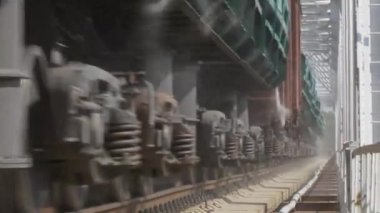 Yaz aylarında Demiryolu Köprüsü üzerinde tren sürmek