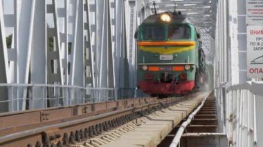 Yaz aylarında Demiryolu Köprüsü üzerinde tren sürmek