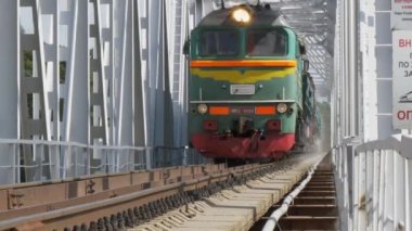 Yaz aylarında Demiryolu Köprüsü üzerinde tren sürmek