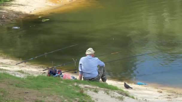 Pescador Pescando Con Una Caña Pescar Lago — Vídeo de stock