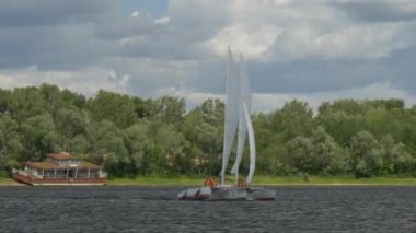 pitoresk bir göl üzerinde güzel yaz manzara