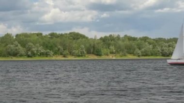 pitoresk bir göl üzerinde yelken ile yat Katamaran