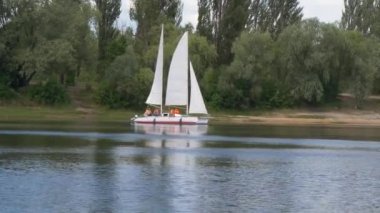 pitoresk bir göl üzerinde yelken ile yat Katamaran