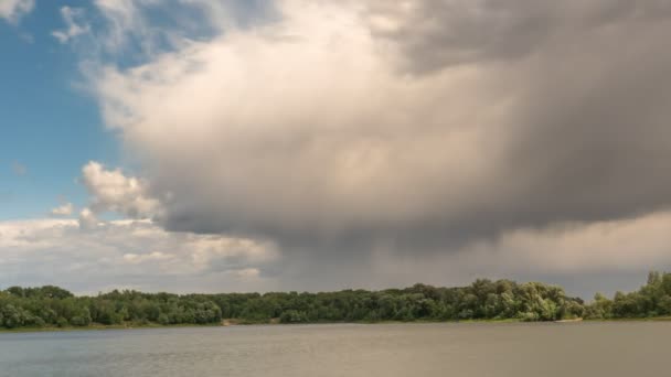 De gros nuages flottent au-dessus de la rivière en été — Video