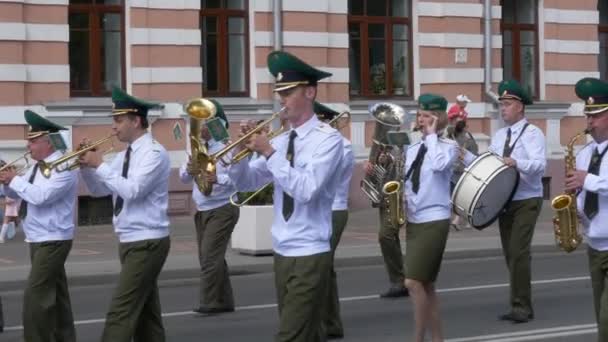 GOMEL, BELARUS - 3 de julio de 2019: Día de la Independencia de Bielorrusia. Desfile festivo en Gomel — Vídeos de Stock