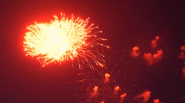 karanlık gökyüzünde şenlikli parlak havai fişek