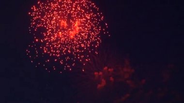 karanlık gökyüzünde şenlikli parlak havai fişek