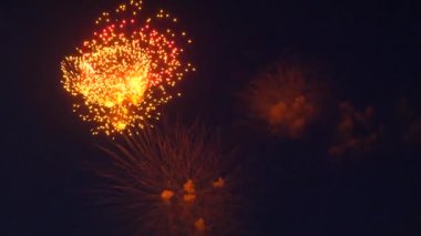 karanlık gökyüzünde şenlikli parlak havai fişek