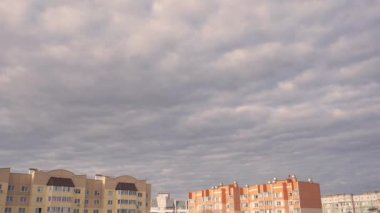 ağır bulutlar yaz aylarında nehir üzerinde float