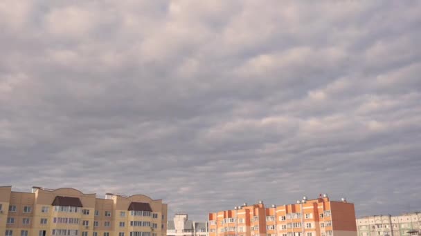 Nubes Pesadas Flotan Sobre Río Verano — Vídeo de stock