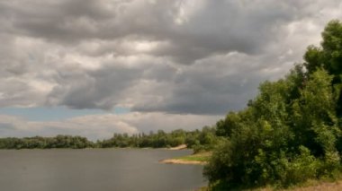 ağır bulutlar yaz aylarında nehir üzerinde float