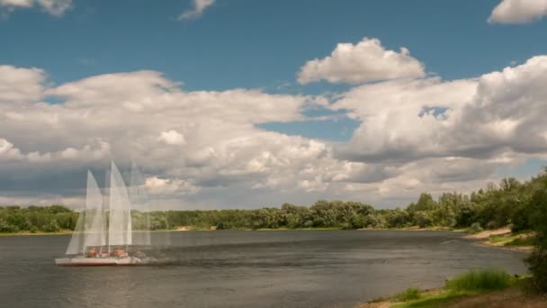 Яхта Катамаран Вітрилами Мальовничому Озері — стокове відео