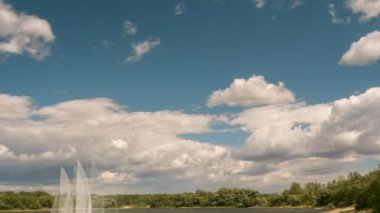 pitoresk bir göl üzerinde yelken ile yat Katamaran