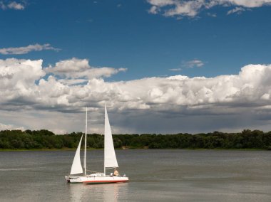pitoresk bir göl üzerinde yelken ile yat Katamaran
