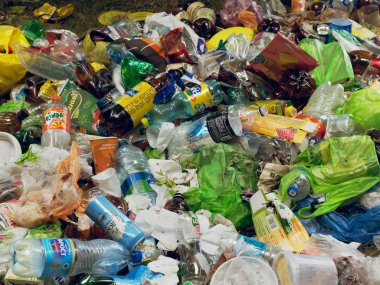 Gomel, Belarus-1 Temmuz 2019: yeşil rekreasyon alanında plastik çöp yığını.