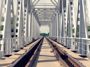 raylar ve perspektif gün ile demiryolu köprüsü