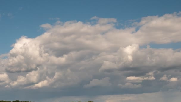 Hermosas Nubes Cielo Azul Atardecer — Vídeo de stock