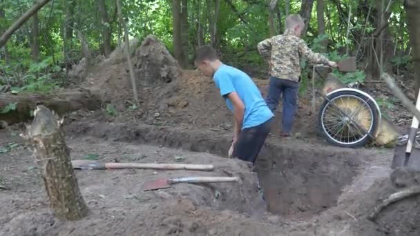 Niños Cavando Palas Trinchera Suelo — Vídeo de stock